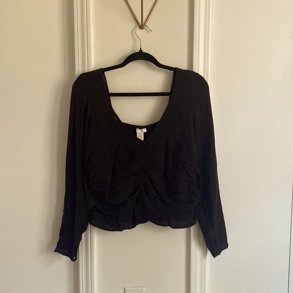 H&M long sleeve black crop top with center ruching size M